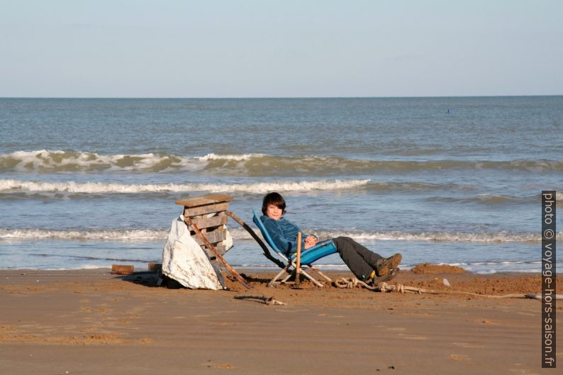 Nicolas relaxe dans son bac à sable génant. Photo © Alex Medwedeff