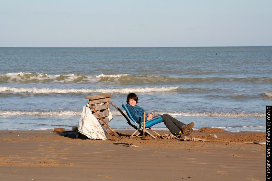 Nicolas relaxe dans son bac à sable génant. Photo © Alex Medwedeff