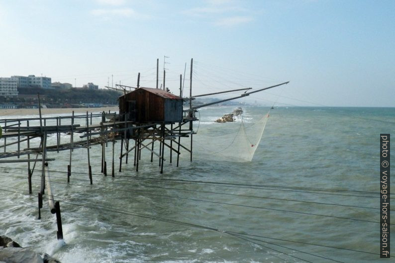 Trabucco avec filet de pêche étendu. Photo © André M. Winter