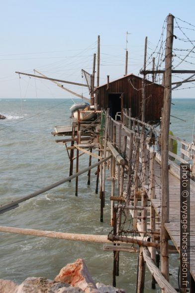 Trabucco avec filet de pêche horizontal. Photo © Alex Medwedeff