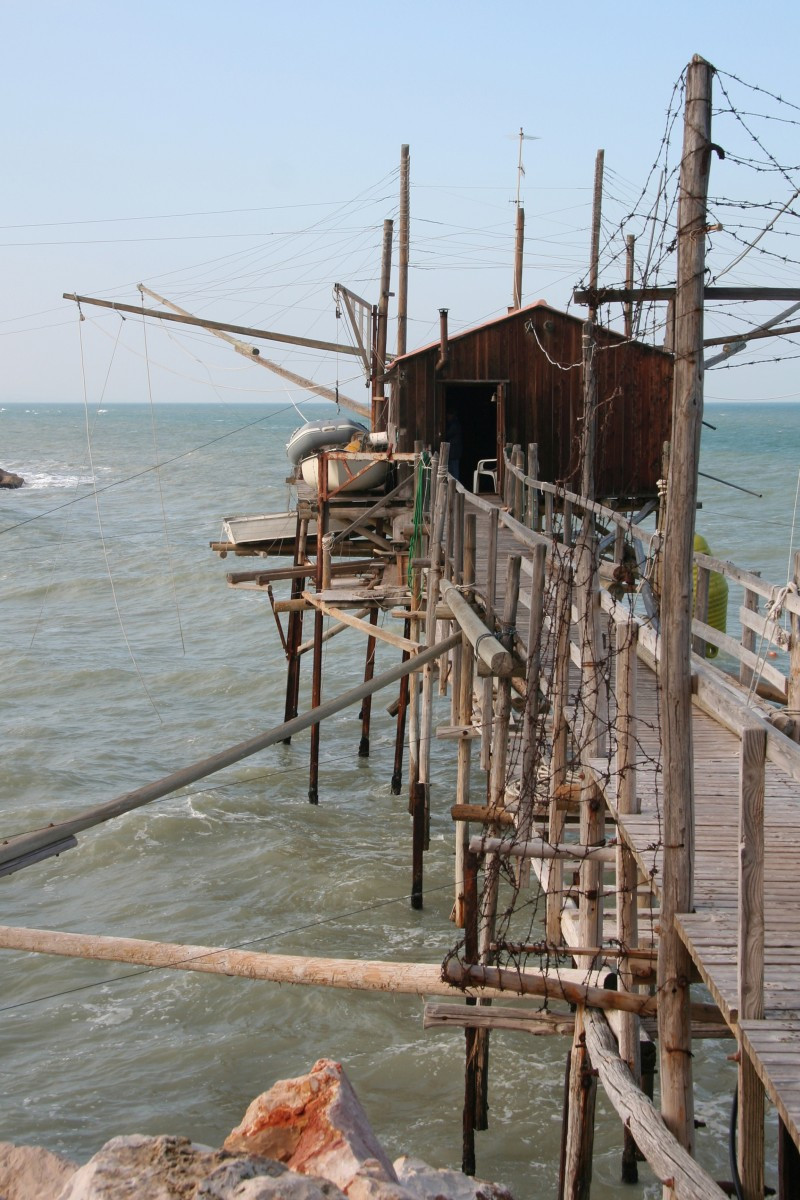 Trabucco avec filet de pêche horizontal. Photo © Alex Medwedeff