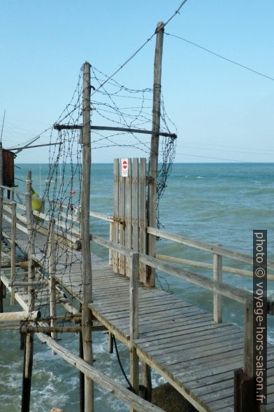 Accès barricadé d'un trabucco. Photo © André M. Winter