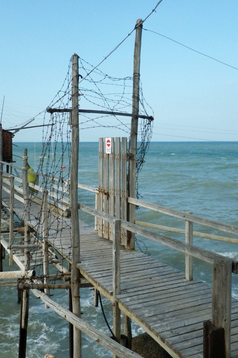 Accès barricadé d'un trabucco. Photo © André M. Winter