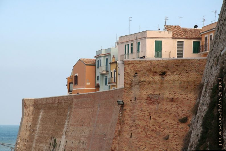 Enceinte défensive de la ville de Termoli. Photo © André M. Winter