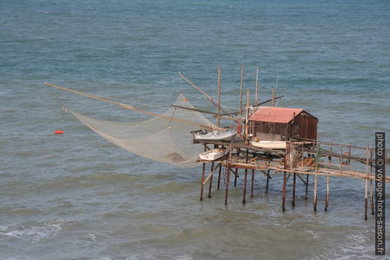 Trabucco avec filet de pêche étendu. Photo © André M. Winter