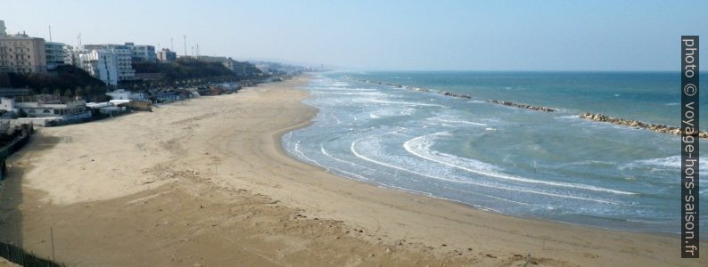 Spiaggia nord di Termoli. Photo © André M. Winter