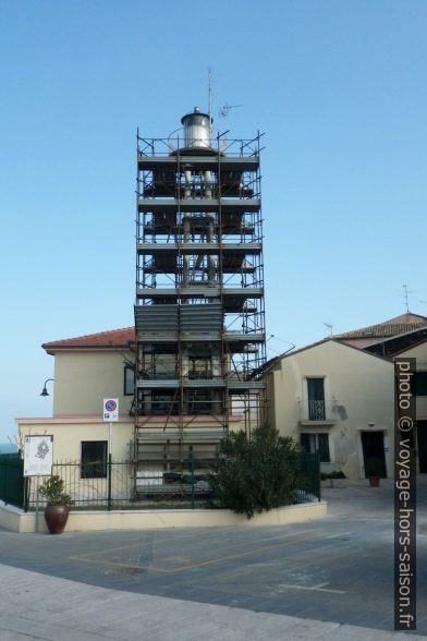 Phare de Termoli sur une tour squelettique. Photo © André M. Winter