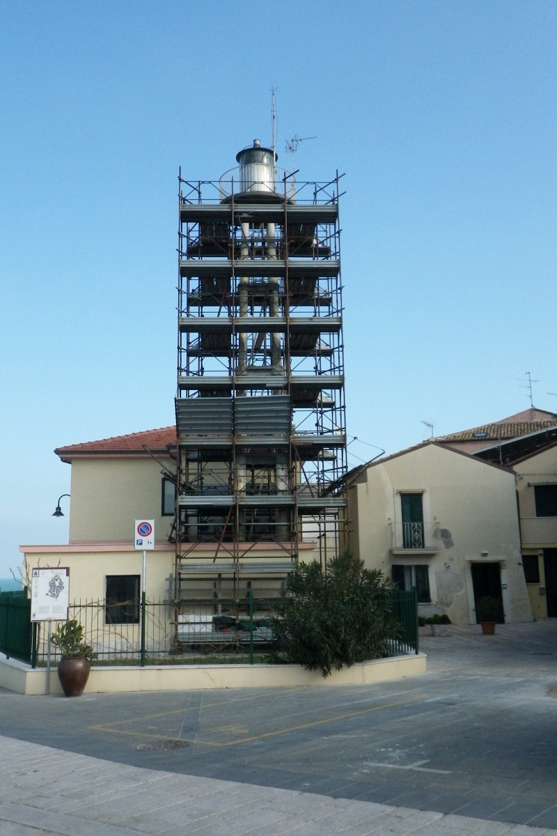 Phare de Termoli sur une tour squelettique. Photo © André M. Winter