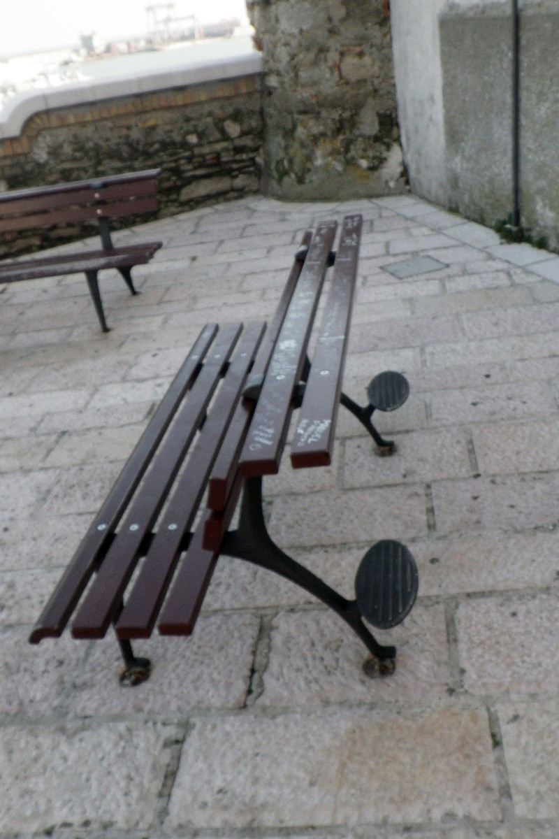 Banc public à double fonction. Photo © André M. Winter
