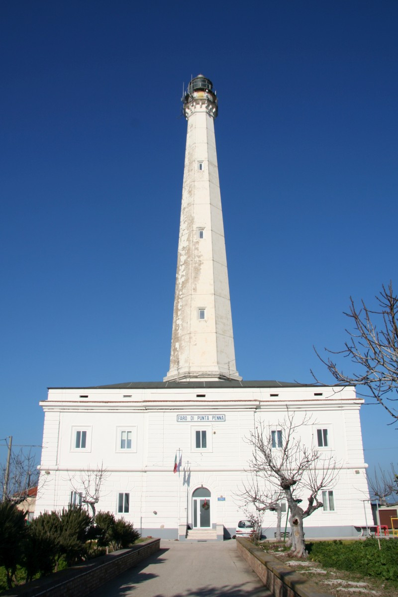 Faro di Punta Penna. Photo © André M. Winter