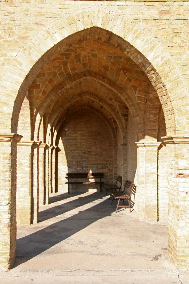 Parvis couvert de la Chiesa di Santa Maria di Punta Penna. Photo © André M. Winter