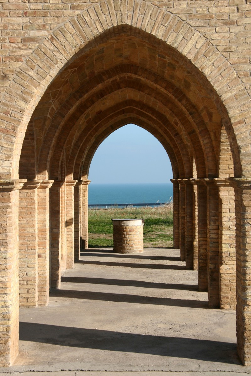 Sous le parvis couvert de la Chiesa di Santa Maria di Punta Penna. Photo © André M. Winter