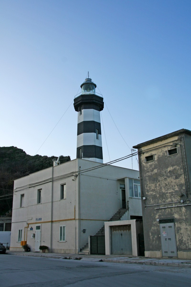 Faro di Ortona. Photo © Alex Medwedeff