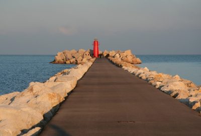 Feux rouge de l'entrée du Port d'Ortona. Photo © André M. Winter