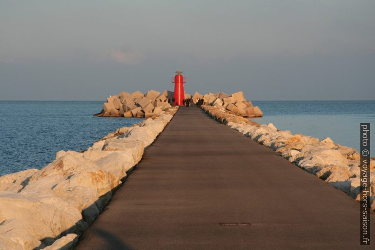 Feux rouge de l'entrée du Port d'Ortona. Photo © André M. Winter
