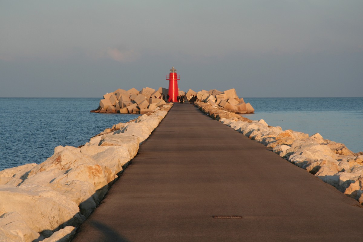 Feux rouge de l'entrée du Port d'Ortona. Photo © André M. Winter