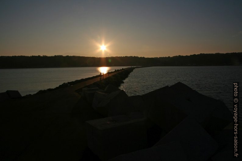 Coucher du soleil sur le Port d'Ortona. Photo © André M. Winter