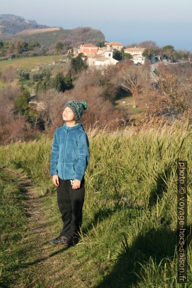 Nicolas se chauffe au soleil devant Santa-Marina-Alta. Photo © Alex Medwedeff