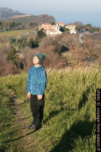 Nicolas se chauffe au soleil devant Santa-Marina-Alta. Photo © Alex Medwedeff
