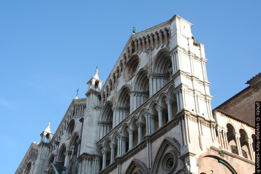 Détail dela façade de marbre de la Cattedrale di San Giorgio di Ferrara. Photo © André M. Winter