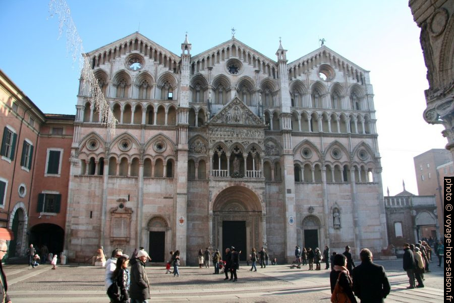 Façade de marbre de la Cathédrale Saint-Georges de Ferrare. Photo © André M. Winter