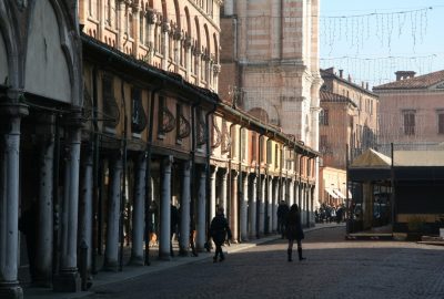 Loggia dei mercanti le long de la face sud de la cathédrale de Ferrare. Photo © André M. Winter