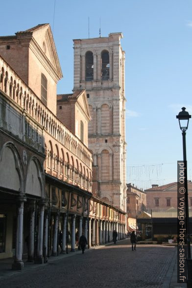 Campanile inachevé de la cathédrale de Ferrare. Photo © André M. Winter