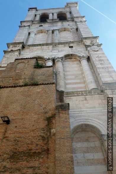 Face ouest Campanile de la cathédrale de Ferrare. Photo © André M. Winter