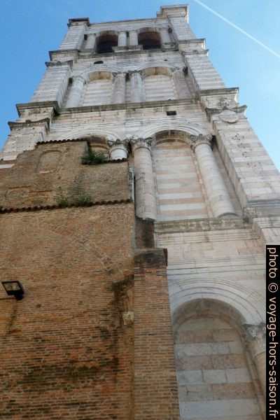 Face ouest Campanile de la cathédrale de Ferrare. Photo © André M. Winter