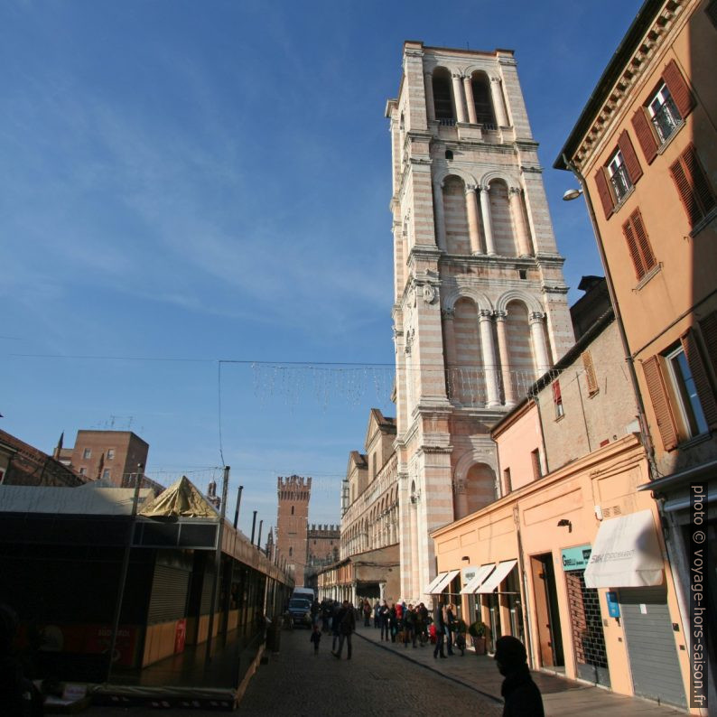 Face est du campanile de la cathédrale de Ferrare. Photo © André M. Winter