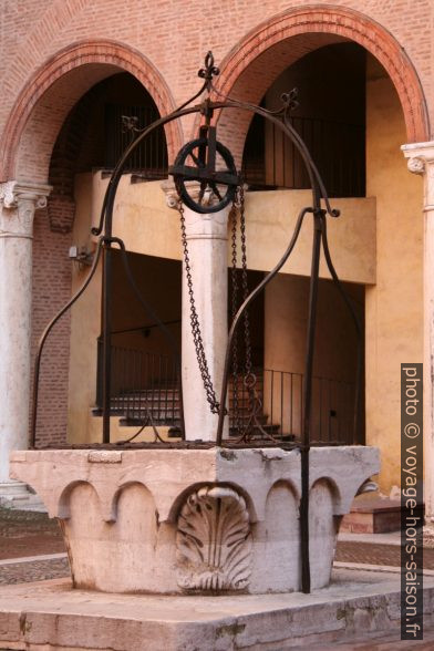 Puits dans la cour du Château d'Este. Photo © André M. Winter