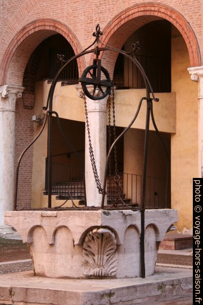 Puits dans la cour du Château d'Este. Photo © André M. Winter