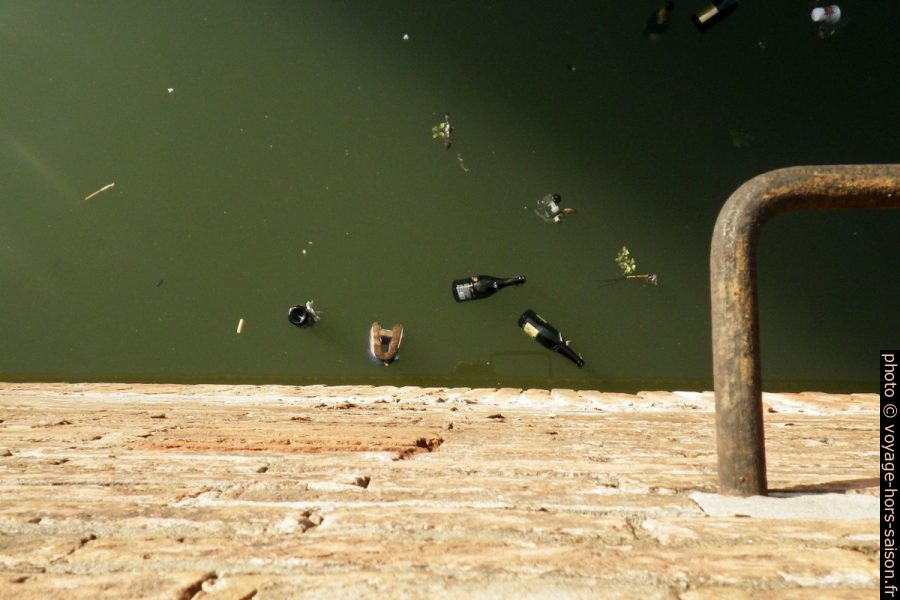 Bouteilles de champagne jetées dans la douve du Château d'Este. Photo © André M. Winter