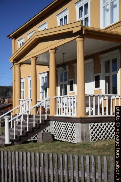 Auvent de type américain sur colonnes d'une maison à Kongsvinger. Photo © André M. Winter