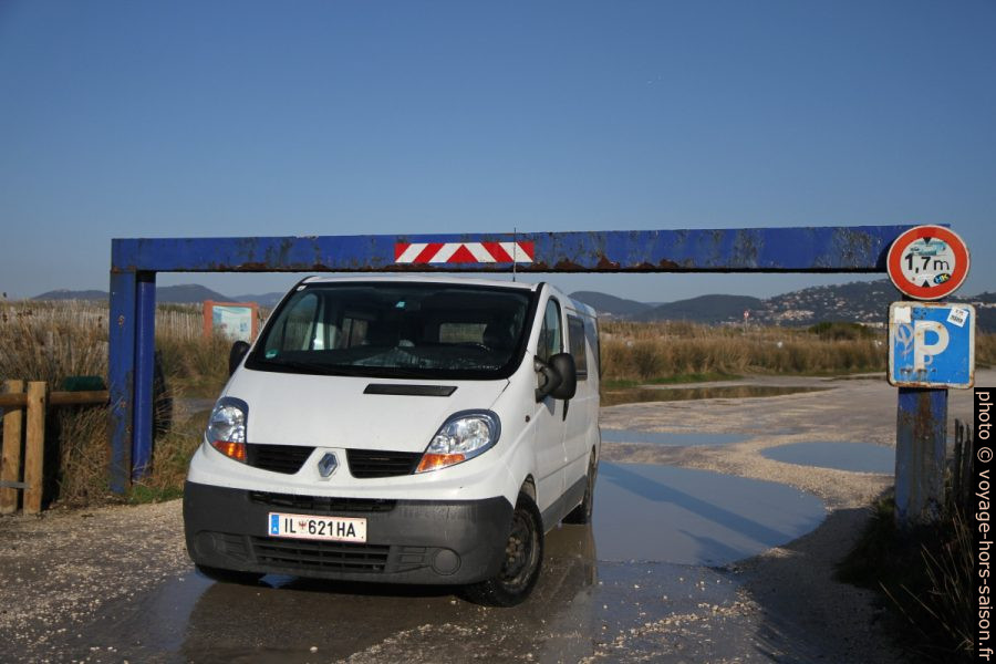 Notre trafic sous la barre marquée 1,7m à Giens. Photo © Alex Medwedeff