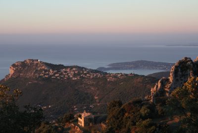 Tête de Chien et Cap Ferrat un matin en automne. Photo © André M. Winter