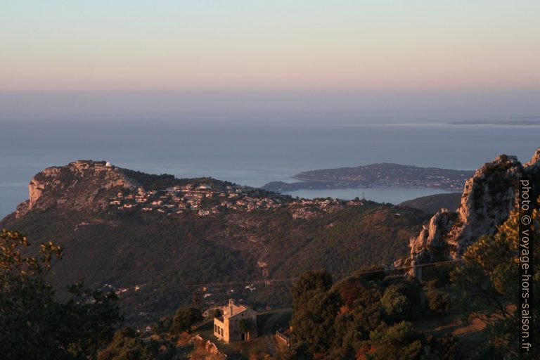 Tête de Chien et Cap Ferrat un matin en automne. Photo © André M. Winter