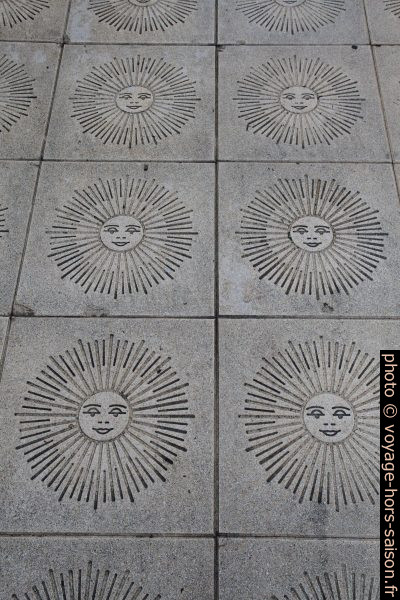 Dalles des trottoirs de Beausoleil montrant un soleil. Photo © Alex Medwedeff