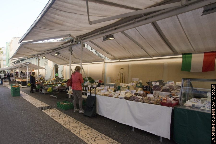 Stands de fromager et de légumes devant la halle du marché de Beausoleil. Photo © André M. Winter