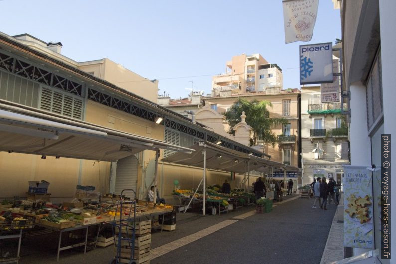 Rue du marché et halle marchande de Beausoleil. Photo © Alex Medwedeff