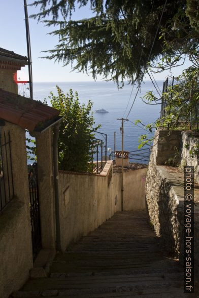 Escalier Saft avec vue sur la Mer Méditerranée. Photo © Alex Medwedeff