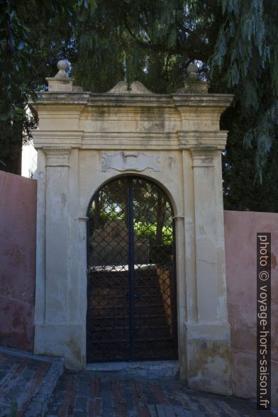 Portail du jardin de la Maison du Gouverneur. Photo © Alex Medwedeff