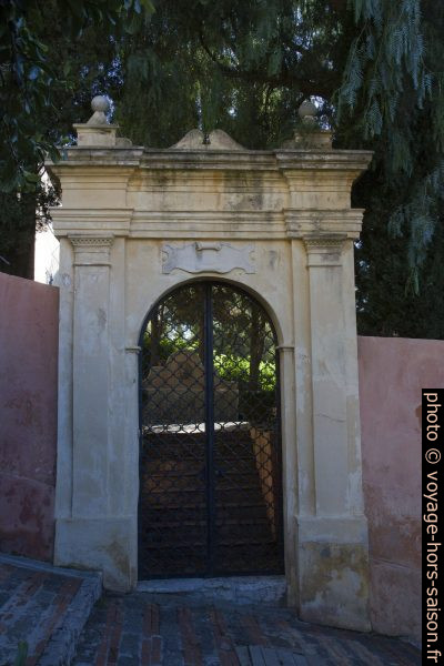 Portail du jardin de la Maison du Gouverneur. Photo © Alex Medwedeff