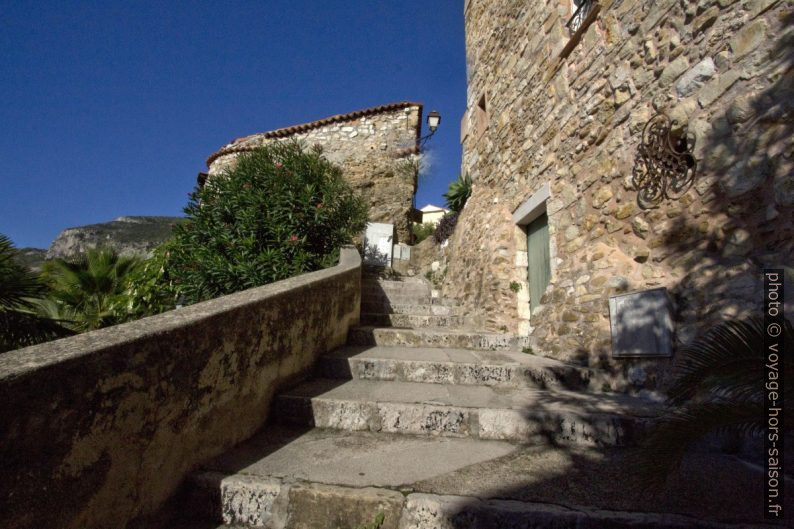 Maisons au sud du village de Roquebrune. Photo © André M. Winter