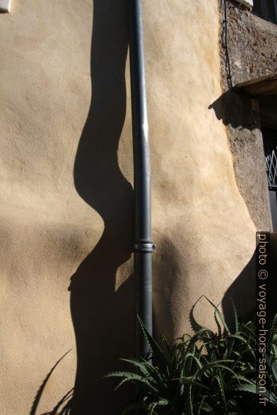 Ombre d'une gouttière sur un mur ondulé. Photo © André M. Winter