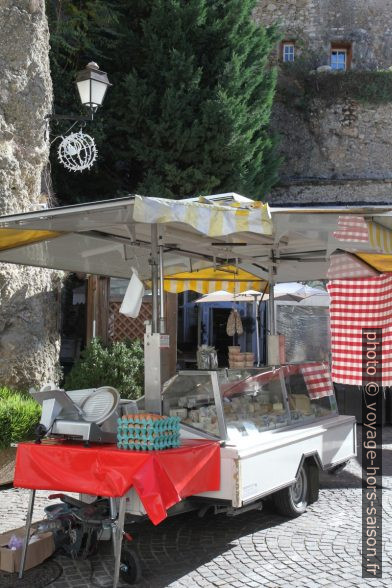 Stand de fromage et d'œufs au marché de Roquebrune-Village. Photo © Alex Medwedeff