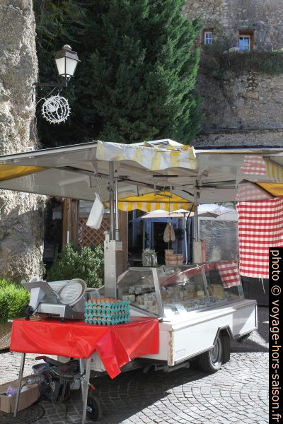 Stand de fromage et d'œufs au marché de Roquebrune-Village. Photo © Alex Medwedeff