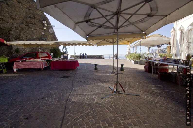 Place des deux Frères à Roquebrune avec le marché. Photo © André M. Winter