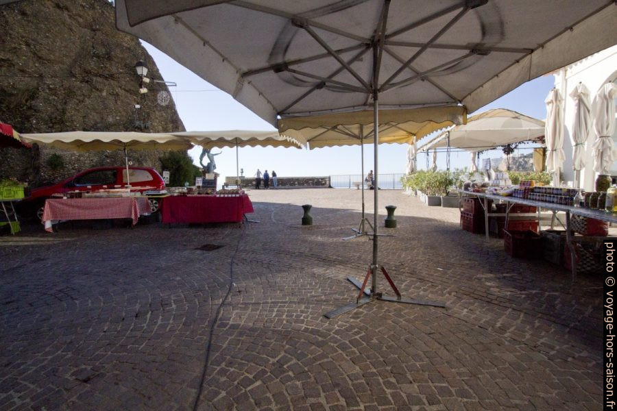 Place des deux Frères à Roquebrune avec le marché. Photo © André M. Winter