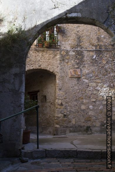 Arc donnant sur la Rue du Château. Photo © Alex Medwedeff